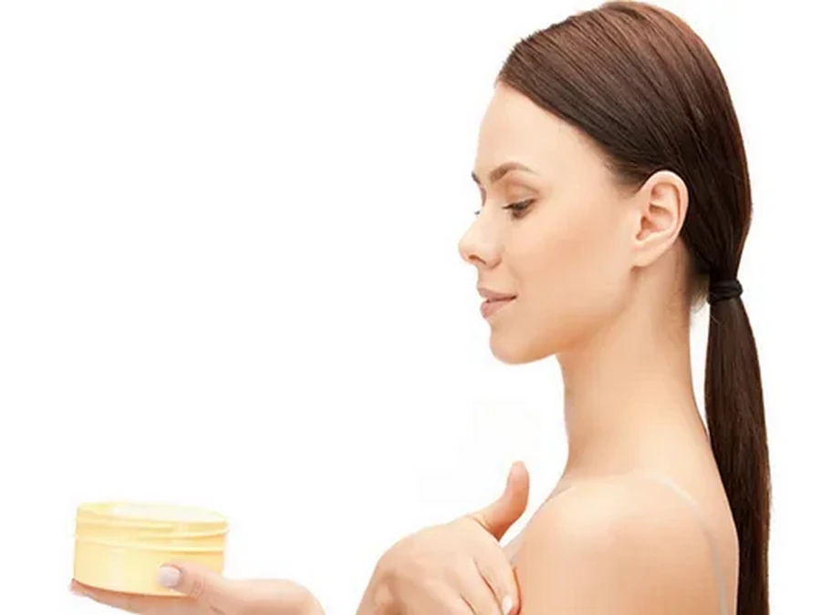 Crèmes et compléments alimentaires pour grossir les seins